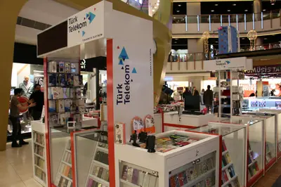 Teknokta Pendorya — AVM kiosku — tepe tabela tacı, arkadan aydınlatmalı tabela (ürün dizilmiş çalışır hâli)