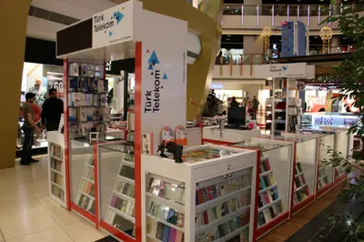 Teknokta Pendorya — AVM kiosku — beyaz laminat panel, arkadan aydınlatmalı tabela (ürün dizilmiş çalışır hâli)