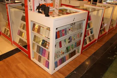 Teknokta Pendorya — AVM kiosku — kırmızı parlak panel, arkadan aydınlatmalı tabela (ürün dizilmiş çalışır hâli)