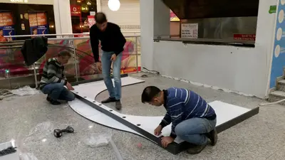 Turkcell Platinium — AVM kiosku — düz kanopi ve alın bandı, arkadan aydınlatmalı görsel panel (üretim)