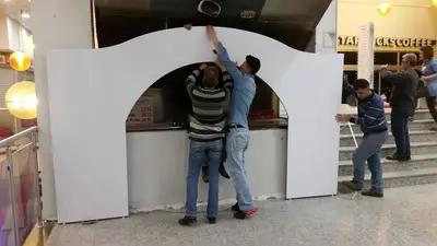 Turkcell Platinium — AVM kiosku — tepe tabela tacı, arkadan aydınlatmalı görsel panel (üretim)