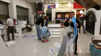 Turkcell Platinium — AVM kiosku — ahşap tonlu laminat, arkadan aydınlatmalı görsel panel (üretim)