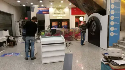 Turkcell Platinium — AVM kiosku — siyah parlak yüzey, arkadan aydınlatmalı görsel panel (üretim)