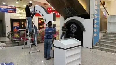 Turkcell Platinium — AVM kiosku — düz kanopi ve alın bandı, monte düz ekran (üretim)
