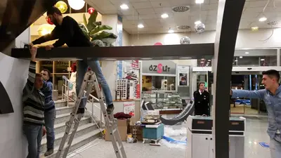 Turkcell Platinium — AVM kiosku — ahşap tonlu laminat, monte düz ekran (üretim)