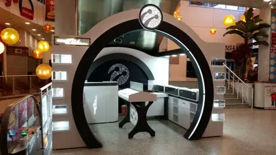Turkcell Platinium — AVM kiosku — siyah parlak yüzey, beyaz (üretim)