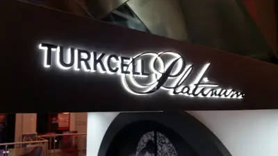 Turkcell Platinium — AVM kiosku — tepe tabela tacı, kırmızı (üretim)