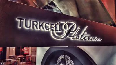 Turkcell Platinium — AVM kiosku — boyalı MDF, kırmızı (üretim)