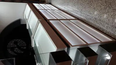 Turkcell Platinium — AVM kiosku — ahşap tonlu laminat, kırmızı (üretim)