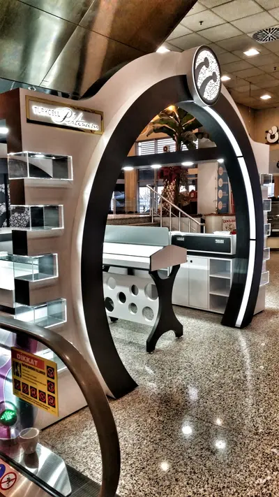 Turkcell Platinium — AVM kiosku — ahşap tonlu laminat, ahşap tonu (üretim)