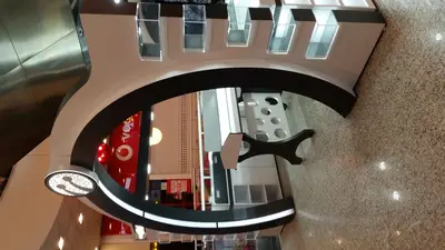 Turkcell Platinium — AVM kiosku — siyah parlak yüzey, ahşap tonu (üretim)
