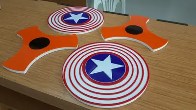 Fidget Spinner & Wax Hand — États-Unis — acrylique coloré en couches, bandeau LED en périphérie de socle (fabrication)