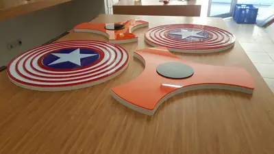 Fidget Spinner & Wax Hand — États-Unis — acrylique (plexi), bandeau LED en périphérie de socle (fabrication)