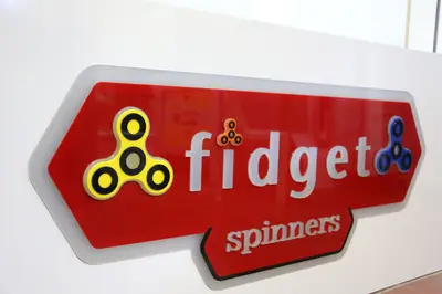 Fidget Spinner & Wax Hand — États-Unis — graphismes vinyle imprimés, bandeau LED en périphérie de socle (fabrication)