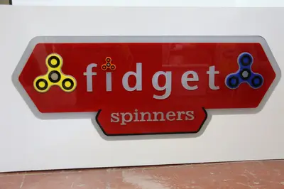 Fidget Spinner & Wax Hand — États-Unis — enseigne couronne au-dessus, rouge (fabrication)