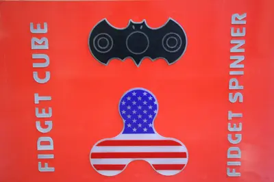 Fidget Spinner & Wax Hand — États-Unis — acrylique coloré en couches, rouge (fabrication)