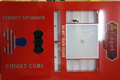 Fidget Spinner & Wax Hand — États-Unis — acrylique (plexi), rouge (fabrication)