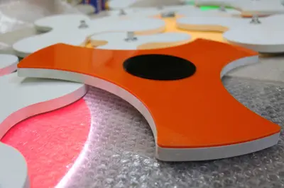 Fidget Spinner & Wax Hand — États-Unis — graphismes vinyle imprimés, rouge (fabrication)