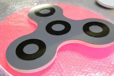 Fidget Spinner & Wax Hand — États-Unis — enseigne couronne au-dessus, blanc (fabrication)