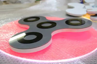 Fidget Spinner & Wax Hand — États-Unis — acrylique coloré en couches, blanc (fabrication)