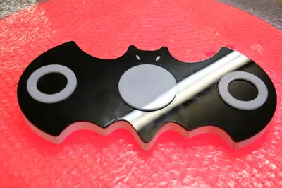 Fidget Spinner & Wax Hand — États-Unis — acrylique (plexi), blanc (fabrication)
