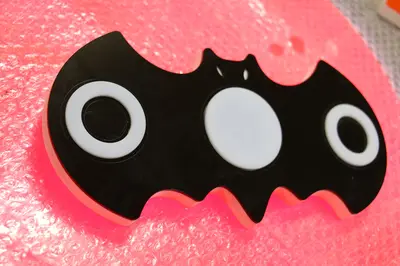 Fidget Spinner & Wax Hand — États-Unis — graphismes vinyle imprimés, blanc (fabrication)