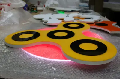 Fidget Spinner & Wax Hand — États-Unis — acrylique coloré en couches, bleu marine (fabrication)