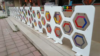 LEDWALK — ABD — katmanlı renkli akrilik, arkadan aydınlatmalı tabela (sahada montaj)