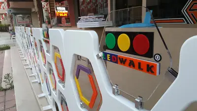LEDWALK — ABD — beyaz laminat panel, arkadan aydınlatmalı tabela (sahada montaj)