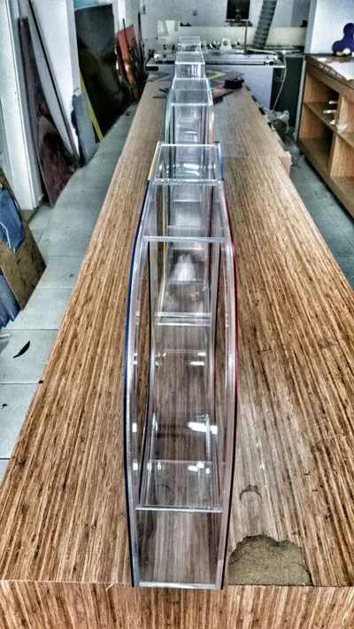 LEDWALK — ABD — boyalı MDF, arkadan aydınlatmalı tabela (yerine kurulmuş hâli)
