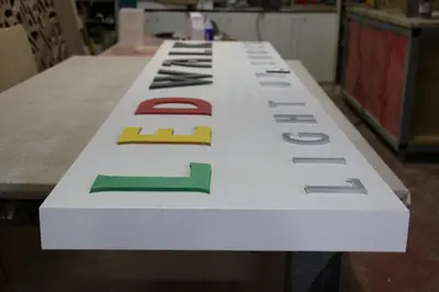 LEDWALK — ABD — boyalı MDF, mor (yerine kurulmuş hâli)