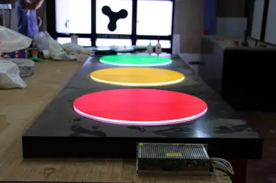 LEDWALK — ABD — tezgâh altı depolama, sarı (yerine kurulmuş hâli)