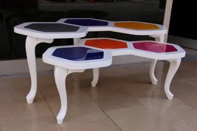 LEDWALK — ABD — katmanlı renkli akrilik, sarı (yerine kurulmuş hâli)