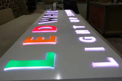 LEDWALK — ABD — katmanlı renkli akrilik, siyah (üretim)