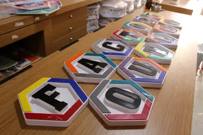 LEDWALK — ABD — tezgâh altı depolama, arkadan aydınlatmalı tabela (sahada montaj)