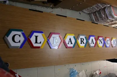 LEDWALK — ABD — katmanlı renkli akrilik, beyaz (sahada montaj)