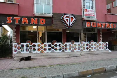 LEDWALK — ABD — tezgâh altı depolama, arkadan aydınlatmalı tabela (yerine kurulmuş hâli)