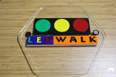 LEDWALK — ABD — katmanlı renkli akrilik, arkadan aydınlatmalı tabela (yerine kurulmuş hâli)