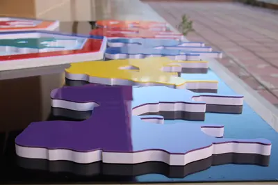 Fidget Spinner & Wax Hand — États-Unis — enseigne couronne au-dessus, violet (fabrication)