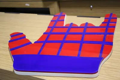 Fidget Spinner & Wax Hand — États-Unis — enseigne couronne au-dessus, bandeau LED en périphérie de socle (dans notre propre atelier)