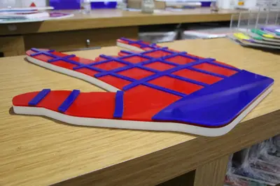 Fidget Spinner & Wax Hand — États-Unis — acrylique coloré en couches, bandeau LED en périphérie de socle (dans notre propre atelier)
