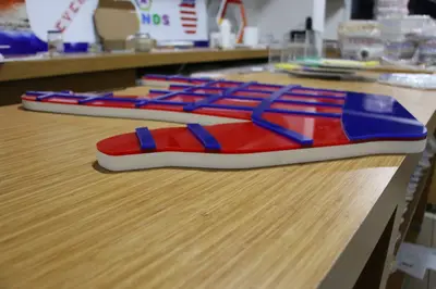Fidget Spinner & Wax Hand — États-Unis — graphismes vinyle imprimés, bandeau LED en périphérie de socle (dans notre propre atelier)