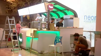 V&C Vitamin Bar & Cafe — AVM kiosku — kemerli kanopi, yeşil LED şerit