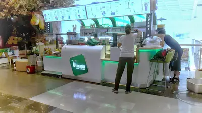 V&C Vitamin Bar & Cafe — AVM kiosku — bar taburesi oturma, yeşil LED şerit