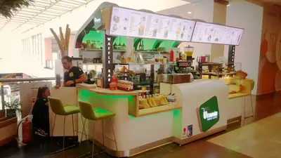 V&C Vitamin Bar & Cafe — AVM kiosku — arka hazırlık alanı, yeşil LED şerit