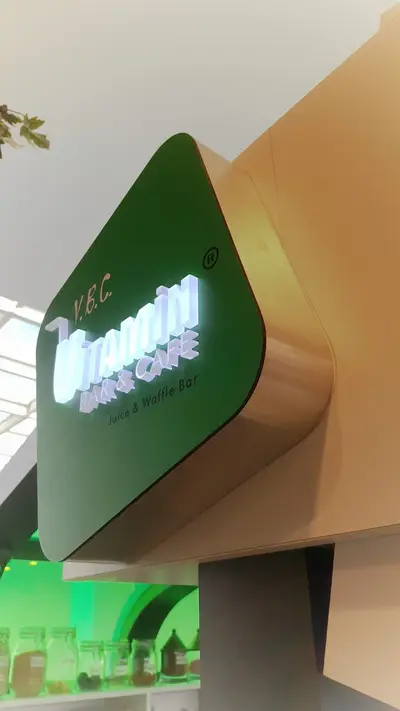 V&C Vitamin Bar & Cafe — AVM kiosku — kademeli açık raf, yeşil LED şerit