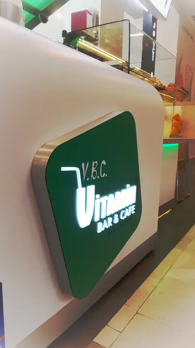V&C Vitamin Bar & Cafe — AVM kiosku — boyalı MDF, yeşil LED şerit