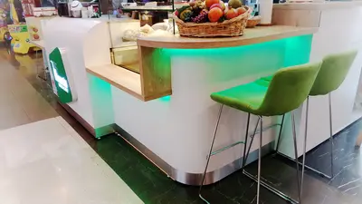 V&C Vitamin Bar & Cafe — AVM kiosku — akrilik (pleksi), yeşil LED şerit