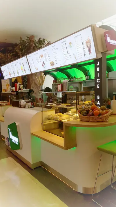 V&C Vitamin Bar & Cafe — AVM kiosku — kemerli kanopi, arkadan aydınlatmalı tabela