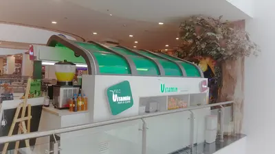 V&C Vitamin Bar & Cafe — AVM kiosku — bar taburesi oturma, arkadan aydınlatmalı tabela